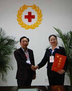 2-1 颜志伟教授（右）为雅安地震灾区捐款